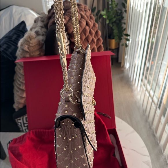 Authentic Valentino Garavani Large Quilted Studded Shoulder Bag - Picture 8 of 16